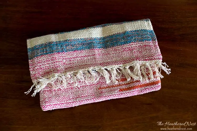 $2 rug turned adorable DIY boho clutch! Full tutorial! #DIYfashion #DIYclutch #boho #DIYclutchpurse #DIYclutchtutorial #bohoclutch #DIYclutchtutorialstepbystep #bohoclutchDIY #DIYhandbag #DIYpurse