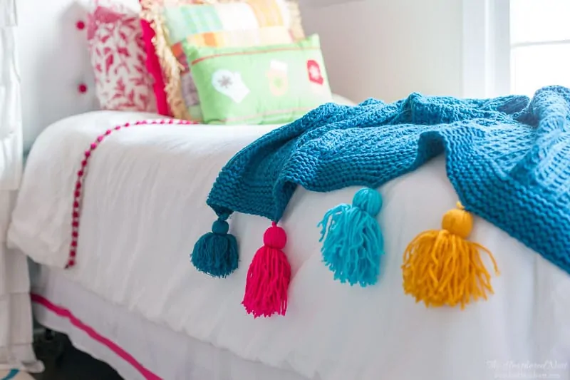 ADORABLE! And super easy DIY project. DIY tassel tutorial. Add tassels to any throw in minutes. #DIYtassel #DIYtasselthrow #tasselthrow #DIYtassels #tasseltutorial
