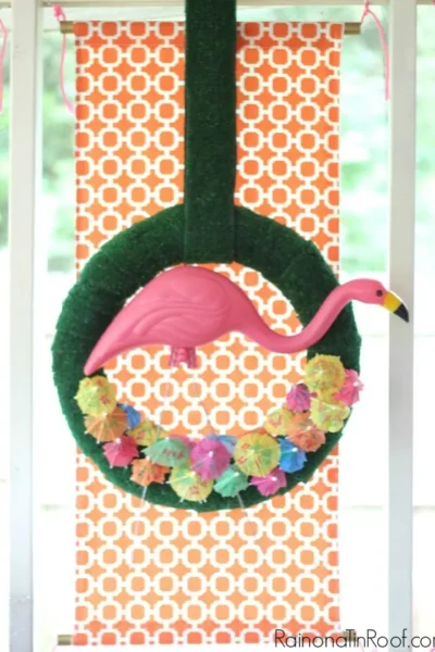 Rain on a Tin Roof DIY Flamingo Summer Wreath with Artificial Turf, Cocktail Umbrellas and a Yard Flamingo.