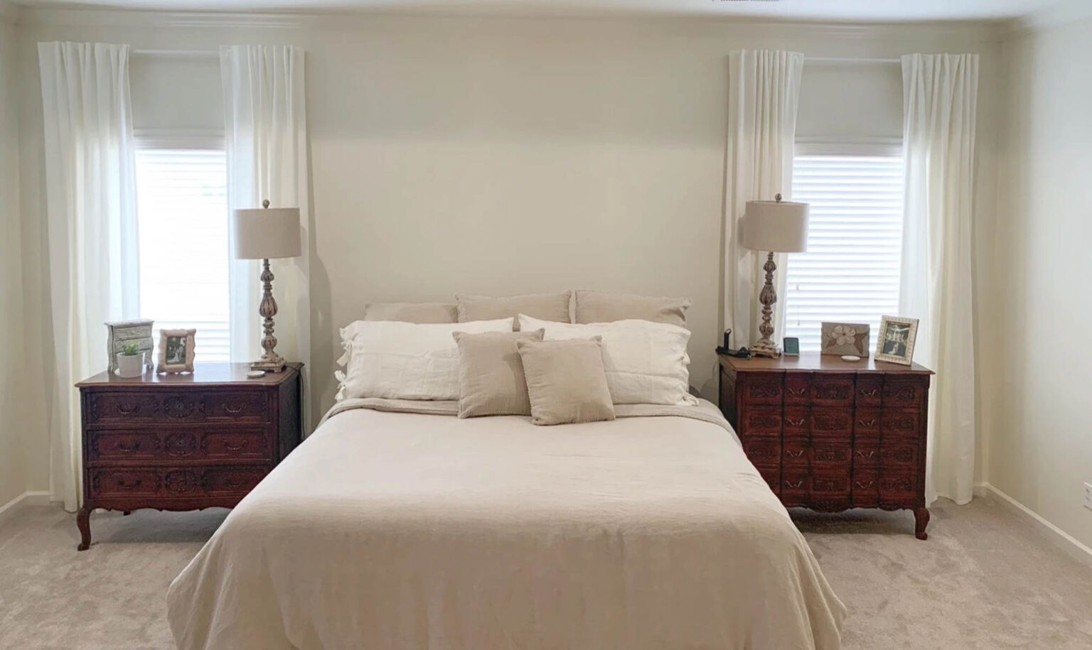 Benjamin Moore Navajo White (OC95) ULTIMATE Review + Photos