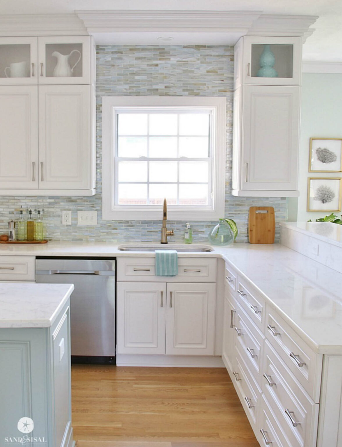 19 BEST Backsplash Ideas For White Cabinet Kitchens